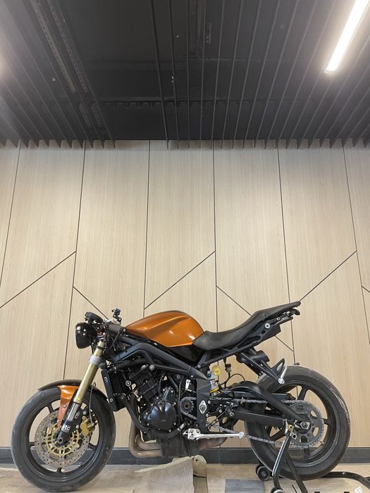 Triumph street tripple 675 cafe racer