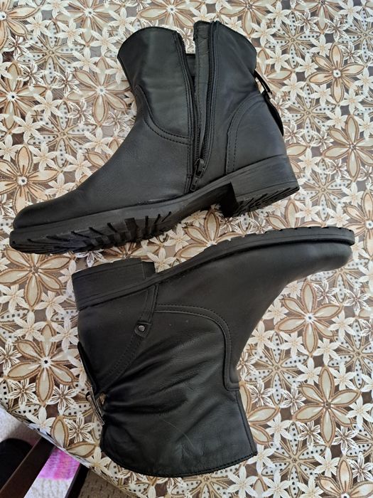 Botine negre,toc de 2cm,purtate de 2 ori