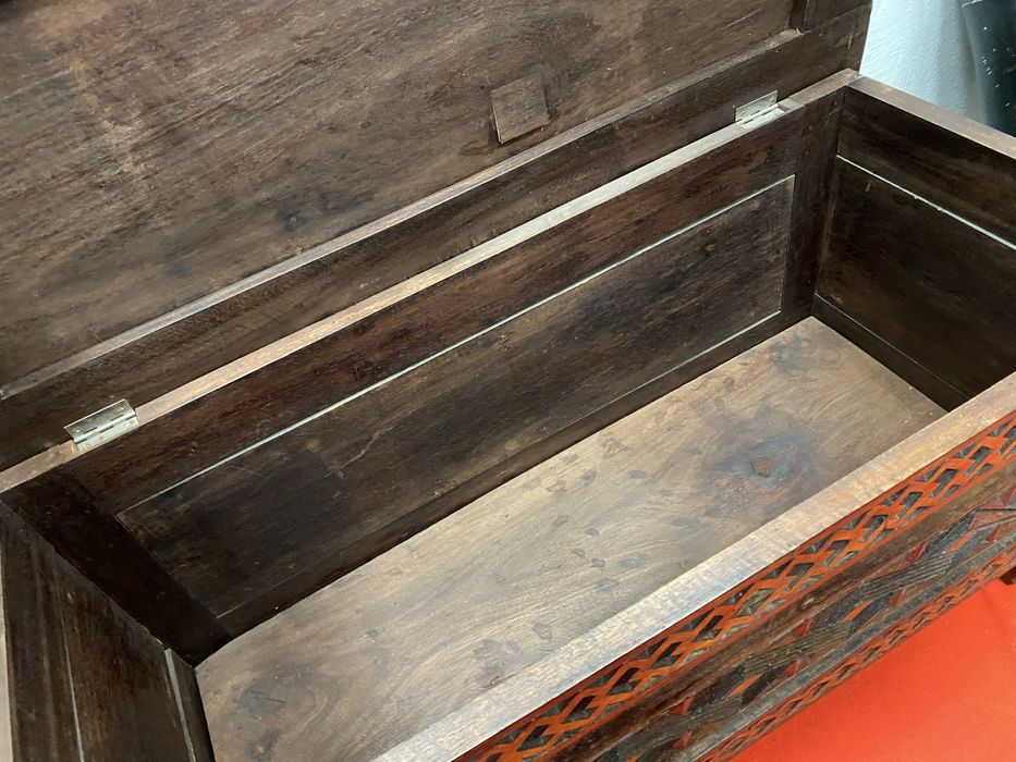 Френски сандък от дън с дърворезба