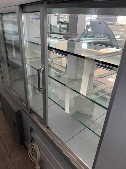 Holodilnik vitrina. Haladelnik. Xaladelnik tort va pichoni uchun