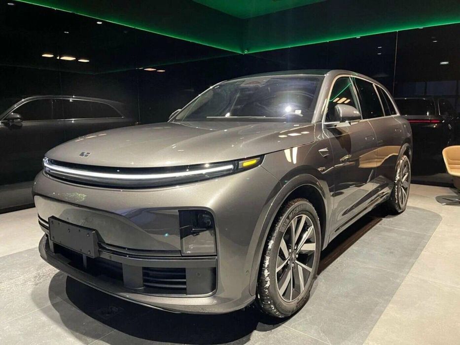 Lixiang Li 7 Ultra Restayling Белый и Кофе Салон, Мокрый асфальт