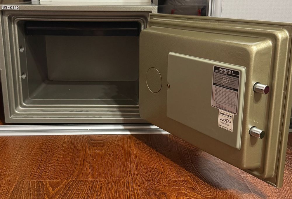 Продам сейф огнеупорный.