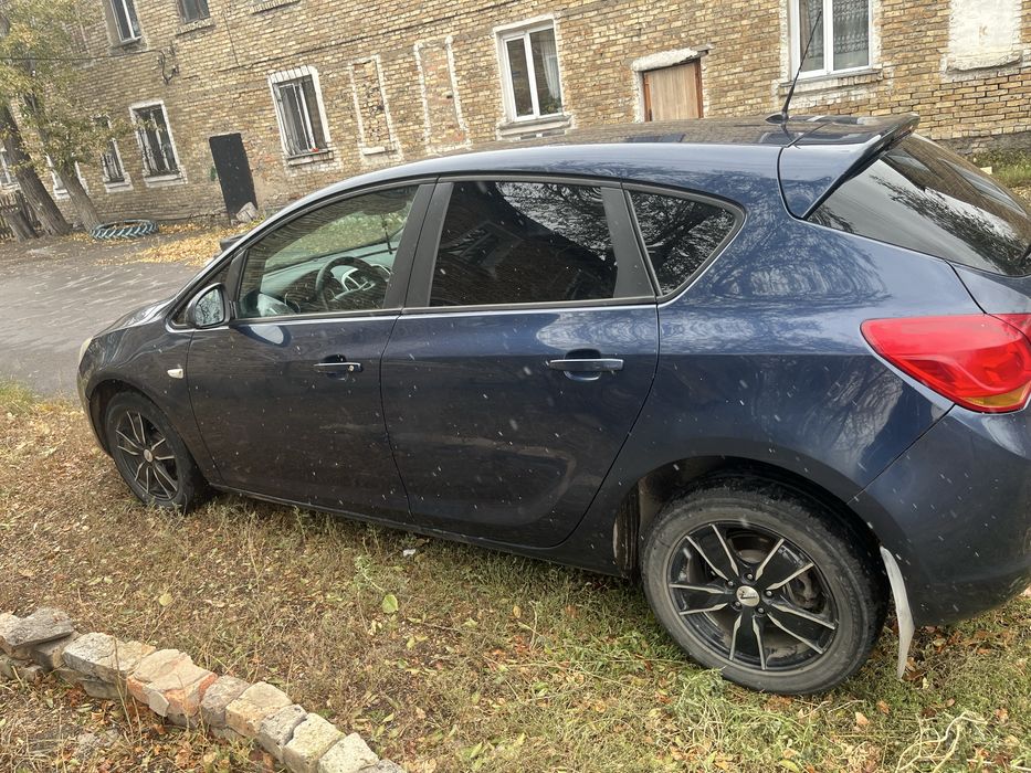 Опел астра j  продаются
