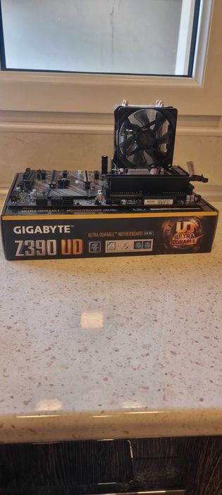Продается комплект Gigabyte Z390 UD, Core i5 9600k, 16Gb (3200)