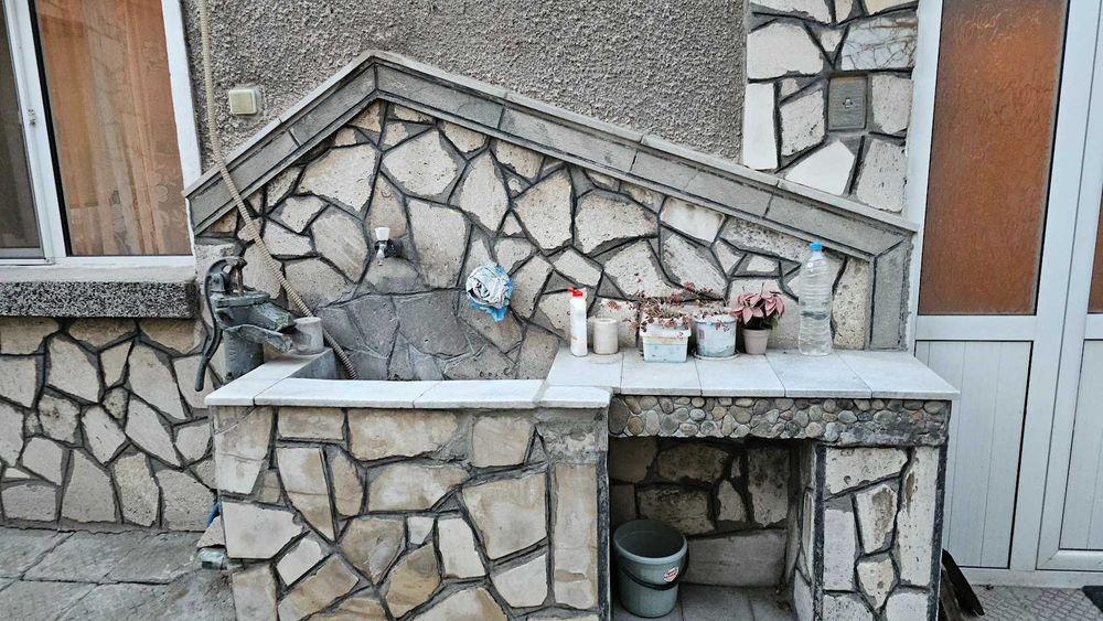 Двуетажна къща с гараж двор и пристройки Стамболийски