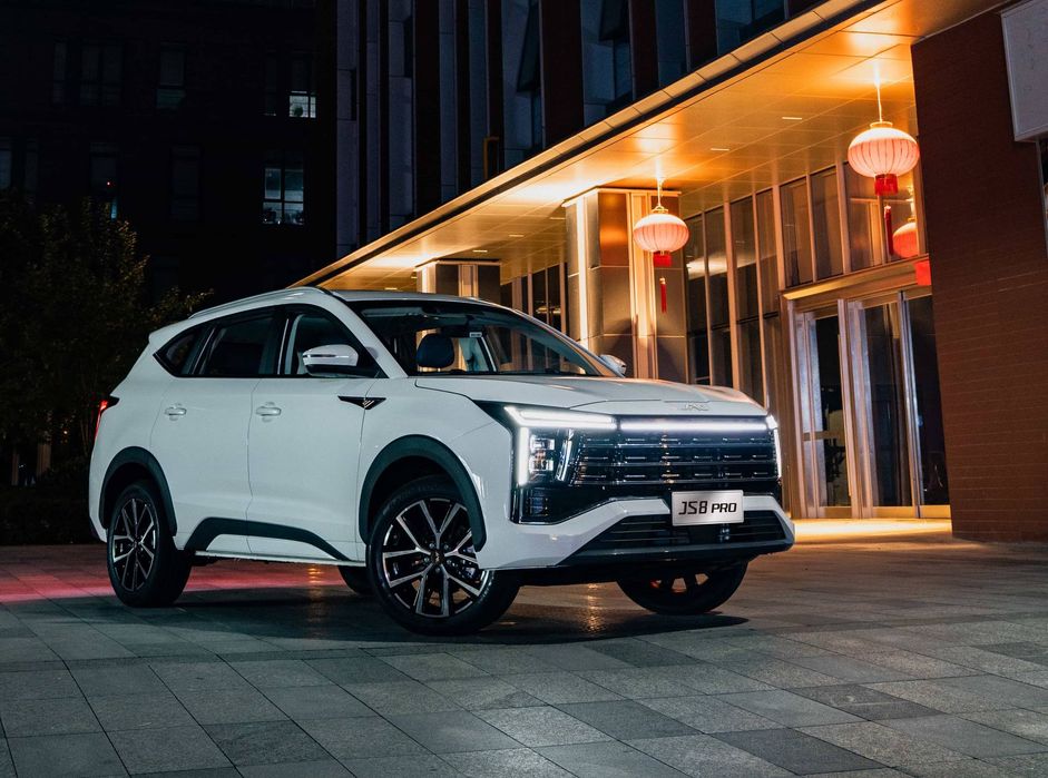 Jac JS 8 zamonaviy 7 kishilik krossover