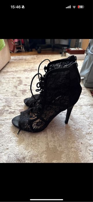 Vand pantofi negri cu dantela
