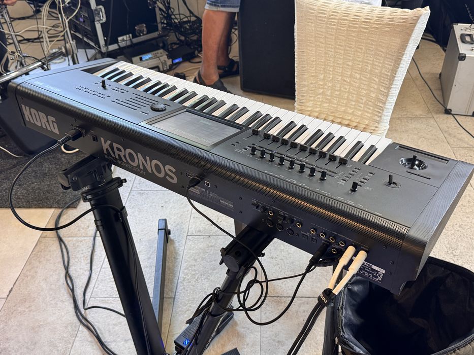 Продавам Korg Kronos 3