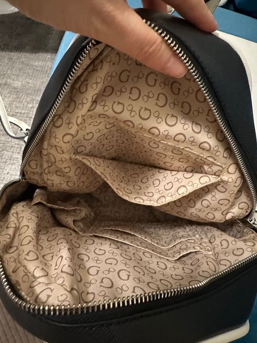 Чисто нова GUESS раничка