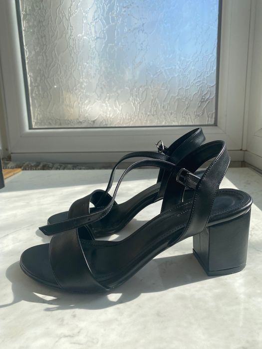 Черни обувки на нисък ток