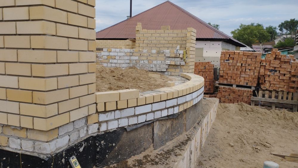 Кладка кирпича..