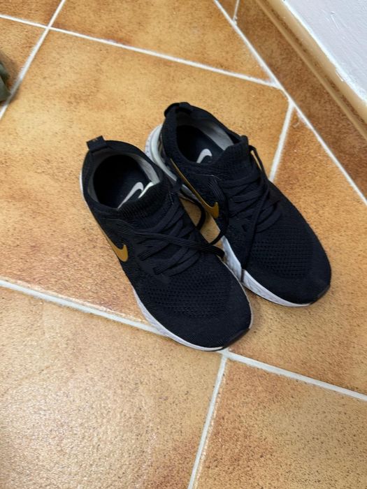 Adidași Nike negri