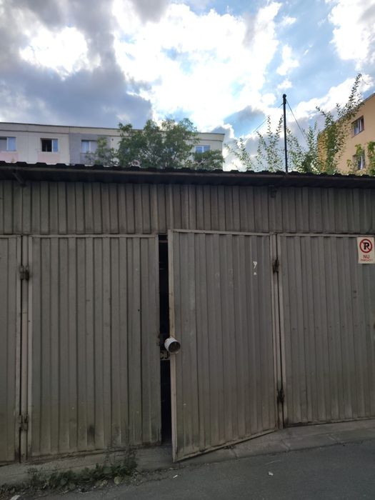Persoana fizica vând garsonieră 21 mp + garaj de tabla + spatiu depozitare