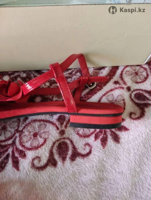 Срочно продам сандалии р. 36