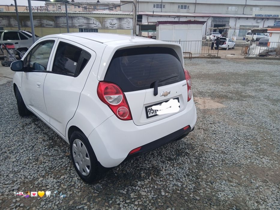 Spark sotiladi oq rang