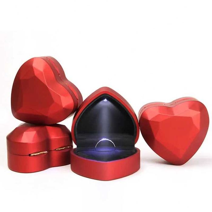 Cutie inel in forma de inima cu LED integrat pt logodna, casatorie