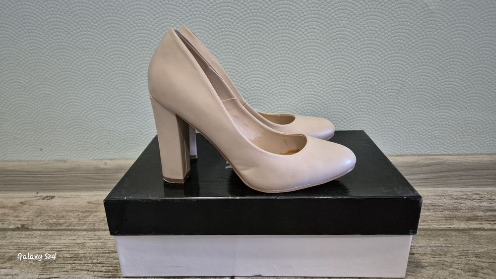 Обувки на висок ток