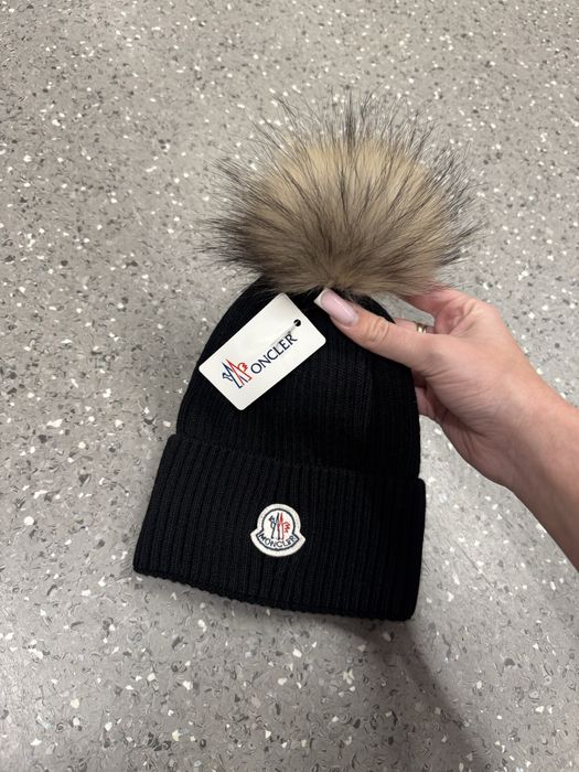 Caciuli Moncler cu mot din blana naturala