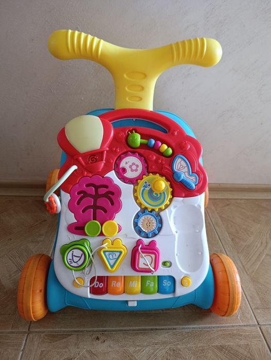 Бебешка музикална играчка на колела за прохождане