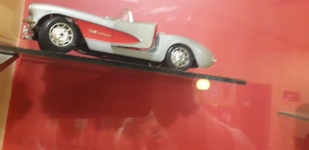 Продавасе колекция от коли