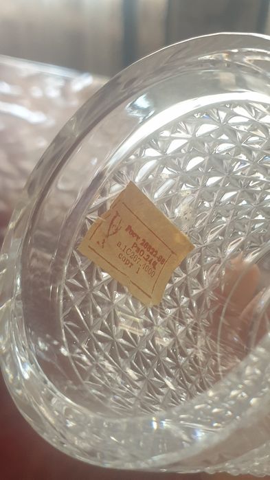 Хрусталлар сотилади.