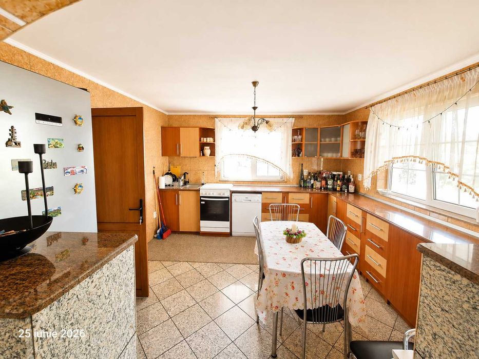 Casa spatioasa cu teren de 2450m2