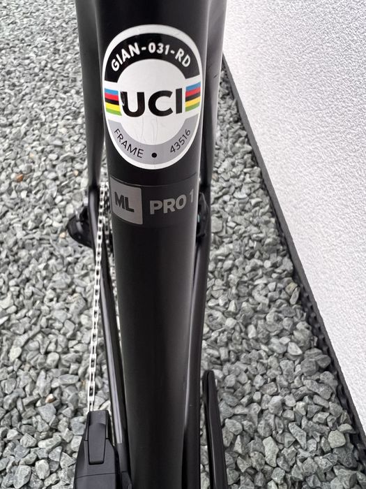 Cursiera sosea Giant TCR Advanced Pro 1 Disc Carbon, Sram AXS 2x12, roti carbon Roval C38, powermeter Quarq