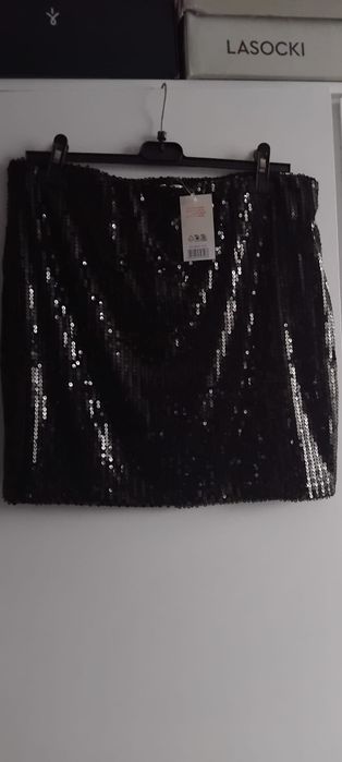 Fusta L/42/43 cu paiete,noua ,cu etichetă