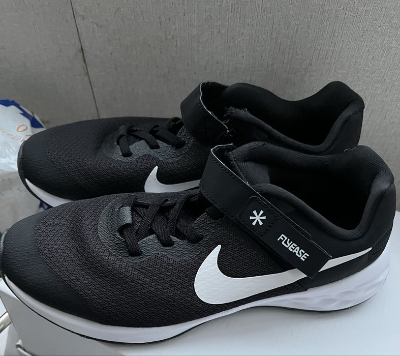 Нови маратонки Nike Revolution