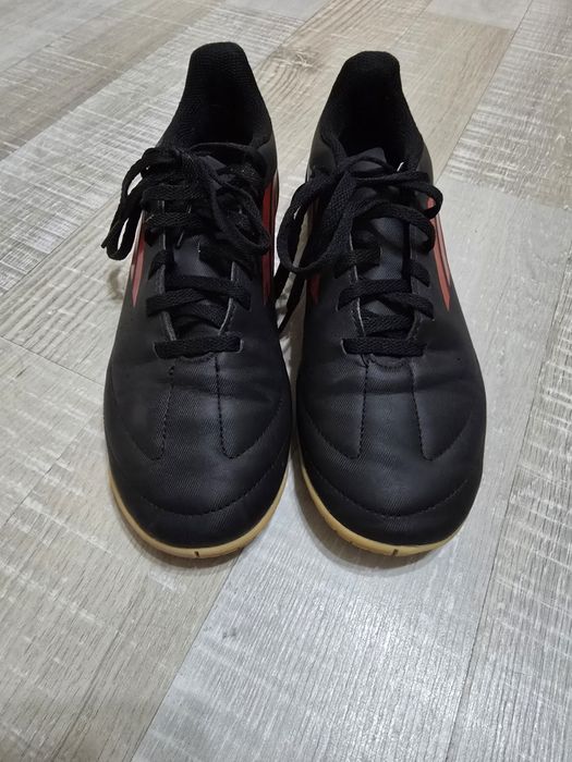 Vând adidașii de football