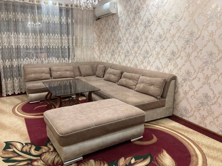 Продаётся угловой диван вместе с журнальным столиком