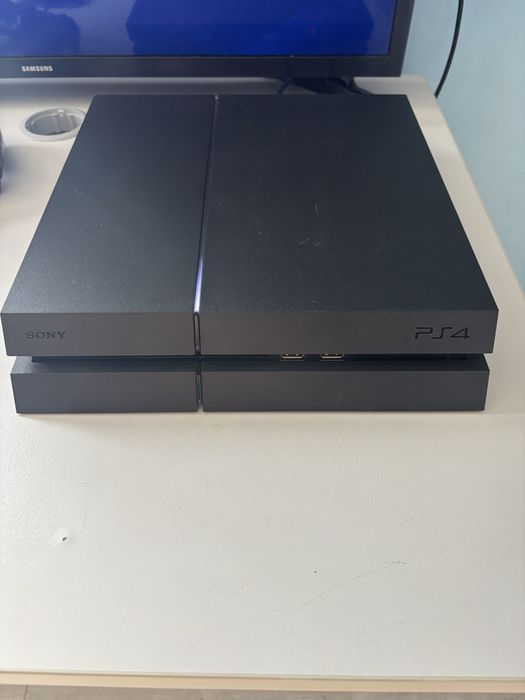 Ps4 fat 1tb, безшумен и обслужен 5 игри пррфектени!, Fifa 24, W2k22, Wrc 10, Fifa 18, Mortal combat 11 ultimate! 2 джойстика, 2 кабела за зареждане!