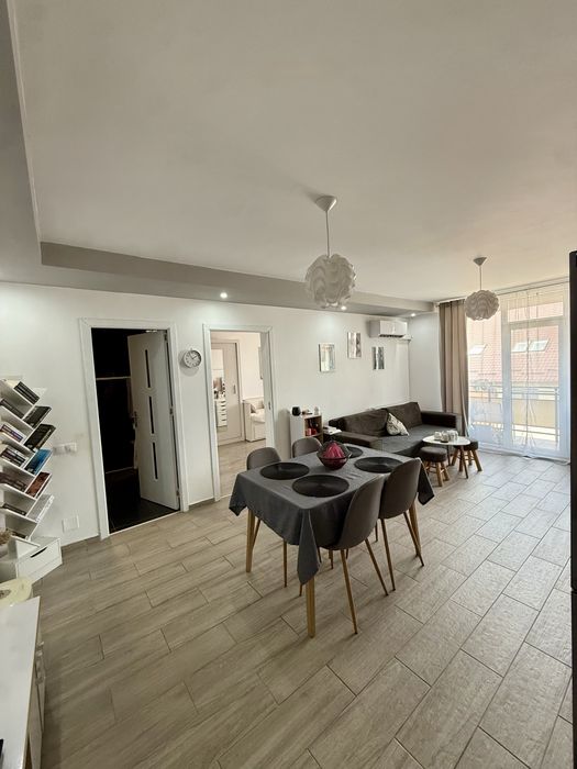 PROPRIETAR vând apartament cu 3 camere + parcare – Florești