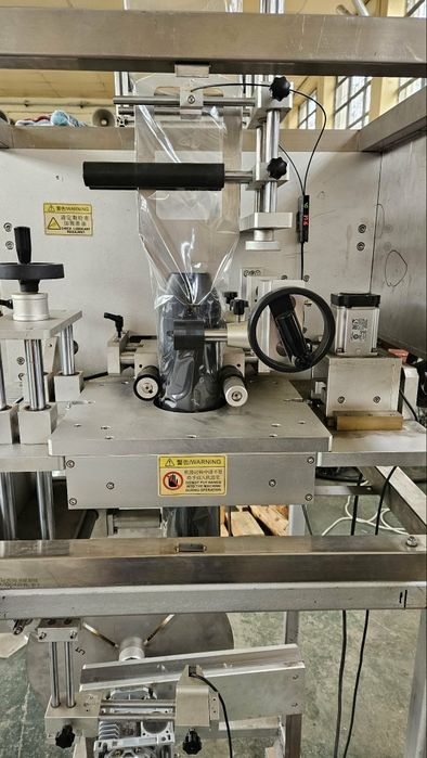 Автоматична машина за вертикално поставяне на термо етикет.