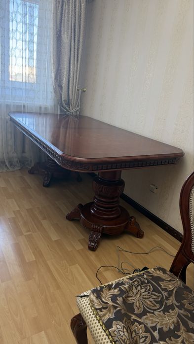 Продам стол стулья и сервант