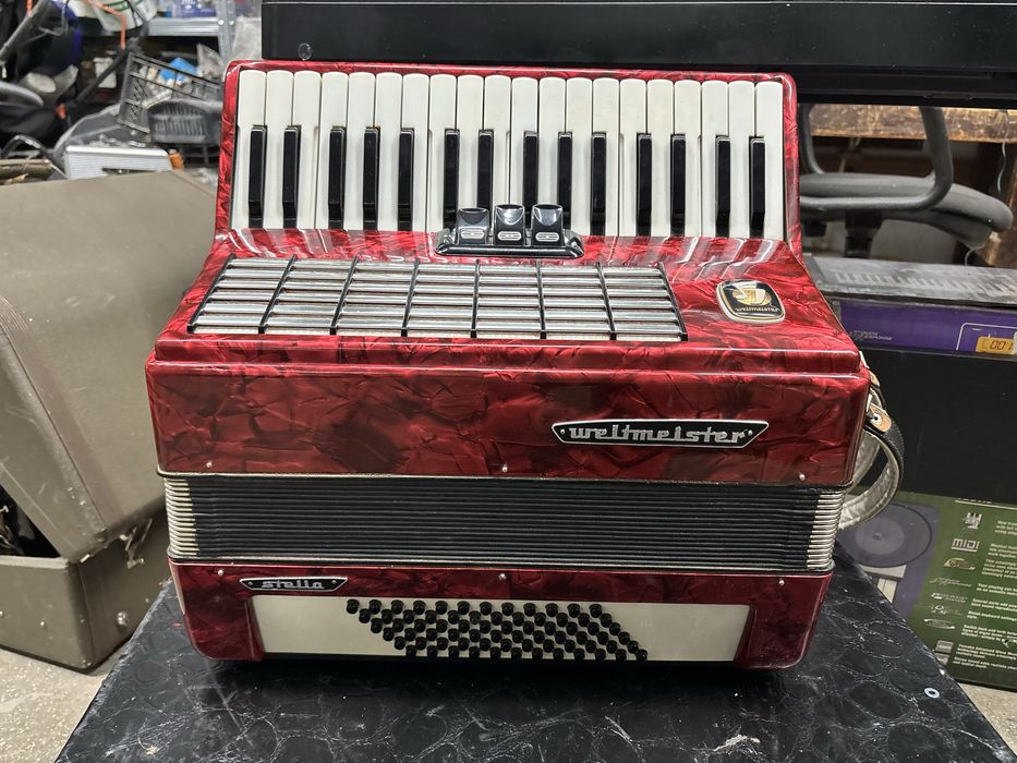 Acordeon Weltmeister Stella cu 72 de basi