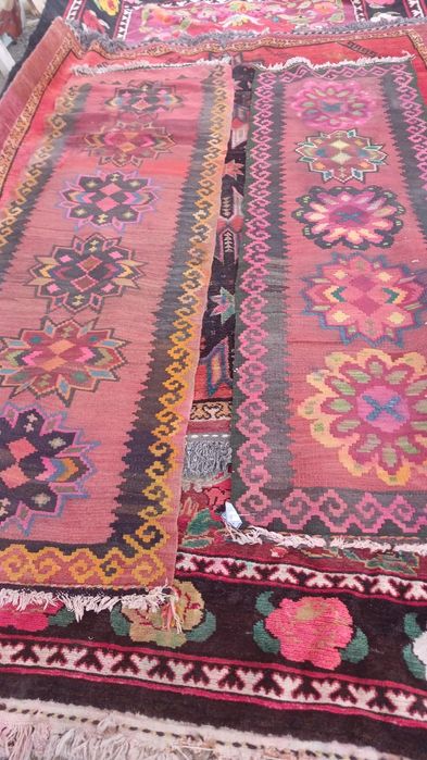 Колдан тигилген килем