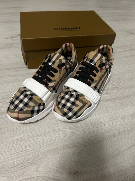 Adidași Burberry mărimea (43)