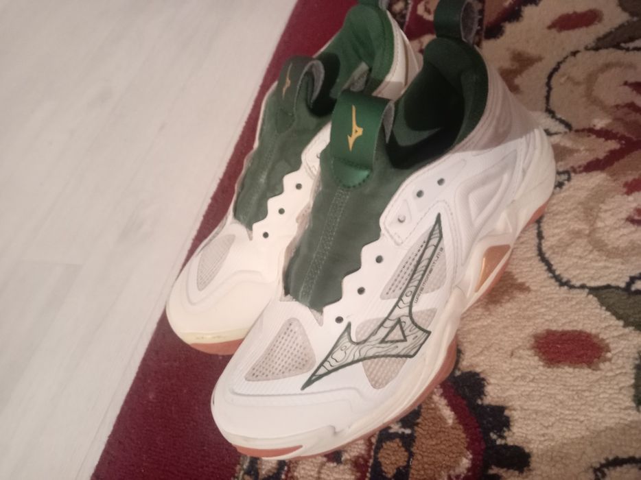 Продам кроссовки mizuno mave momoent 3