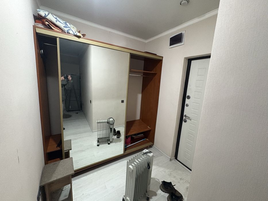 Продам два шкафа и стол