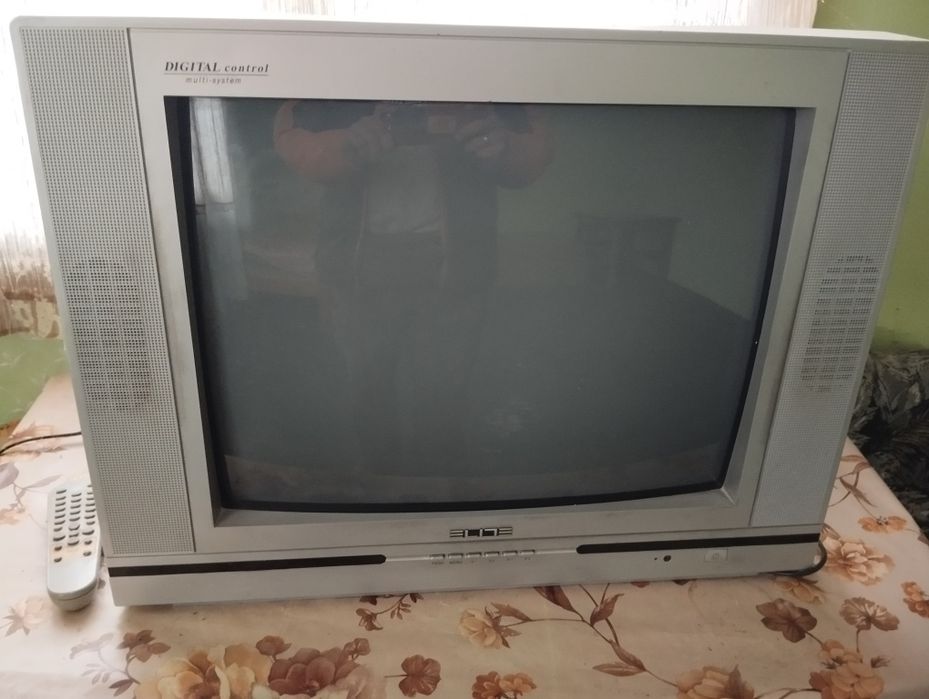 Продават се два телевизора