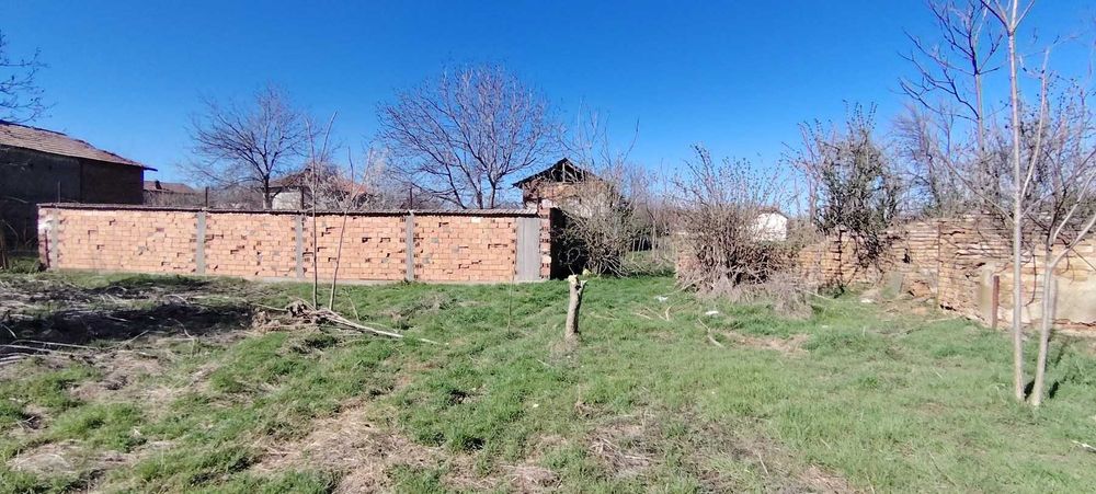 Парцел / дворно място !