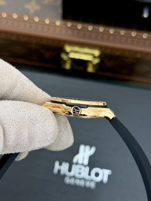 Hublot Classic Fusion King Gold Diamonds Black Dial 33mm – Ref. 581.OX.1181.RX.1104
