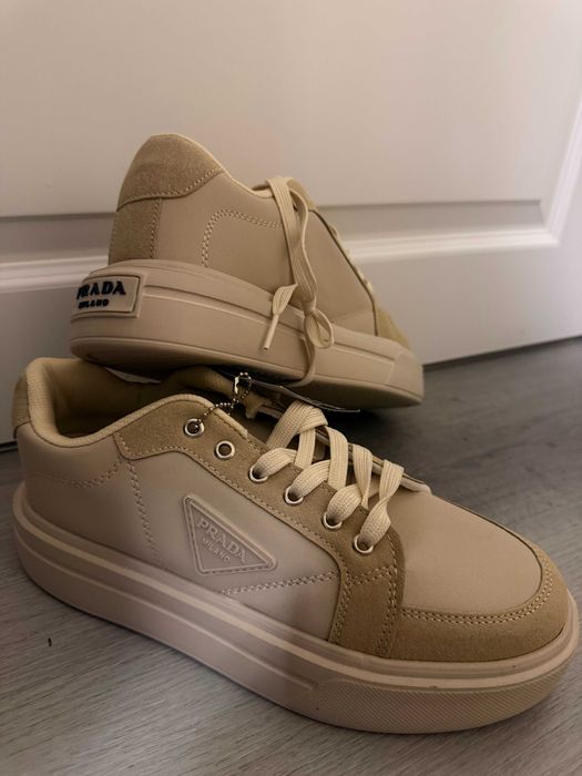 Prada , de culoare crem / nou