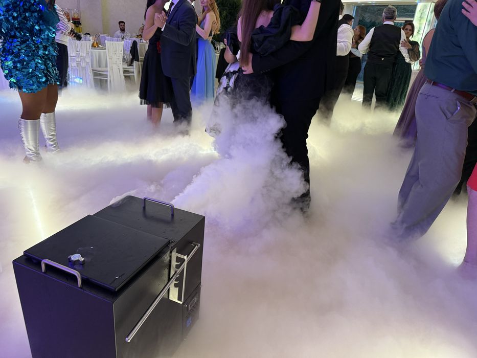 Cabină Foto + Platformă 360 + Fum Greu + Masina Baloane cu Fum