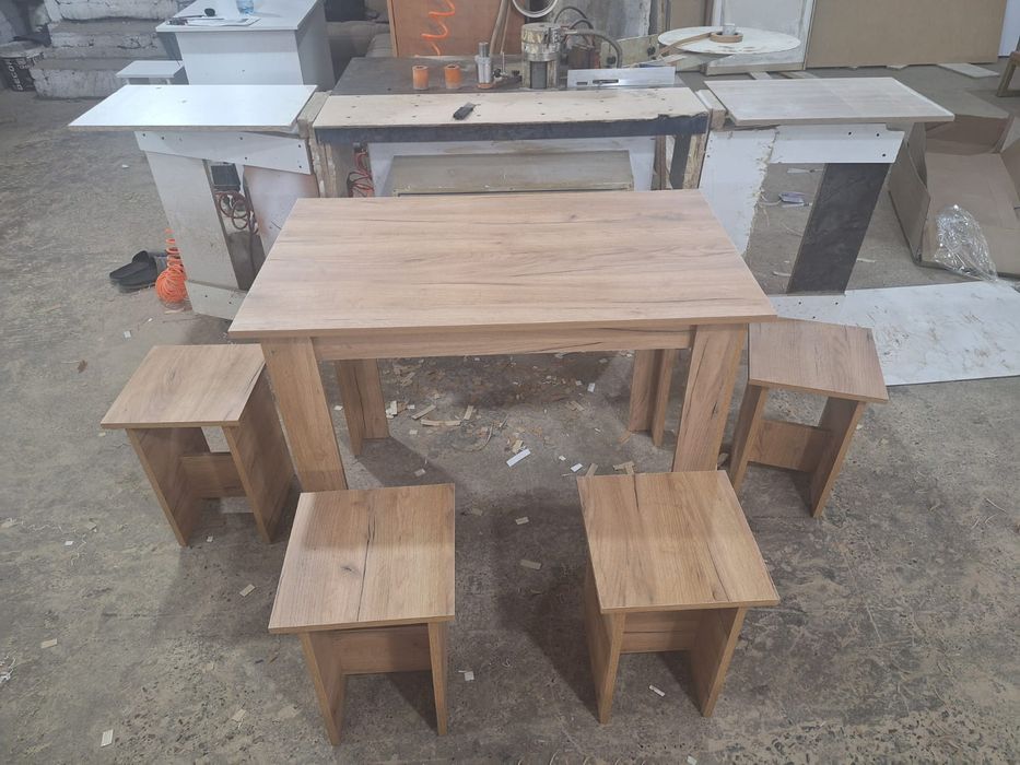 Продам новые стол и 4табуретки