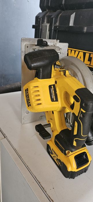 Circular Dewalt DCS 570