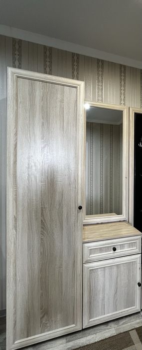 Продам шкаф с зеркалом .