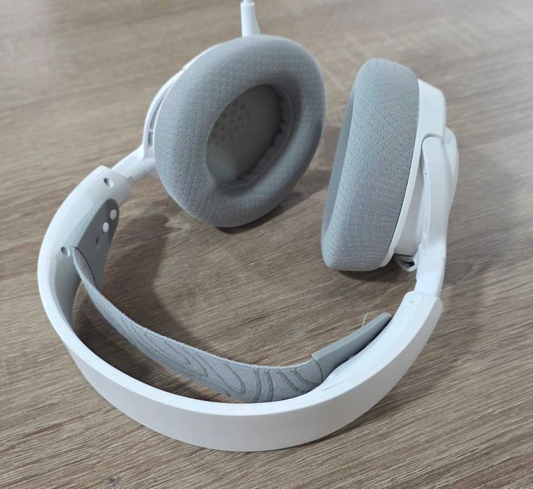 Безжични геймърски слушалки SteelSeries Arctis Nova 3