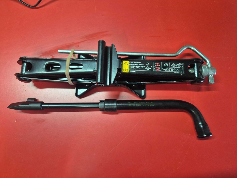 Cric AUTO OEM VOLVO C30 C70 S40 V50 XC40 XC60 S60 S90 - 1000 KG + Cheie Originala !